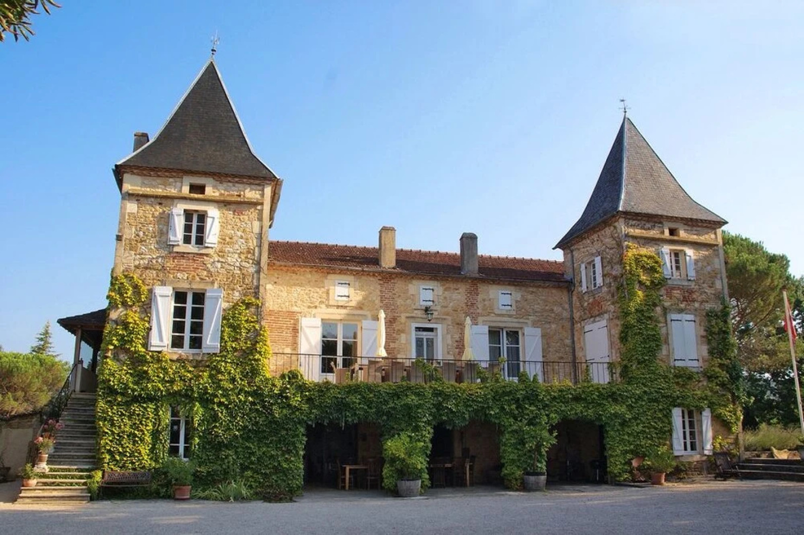 Wonderful location for weddings and parties by French château