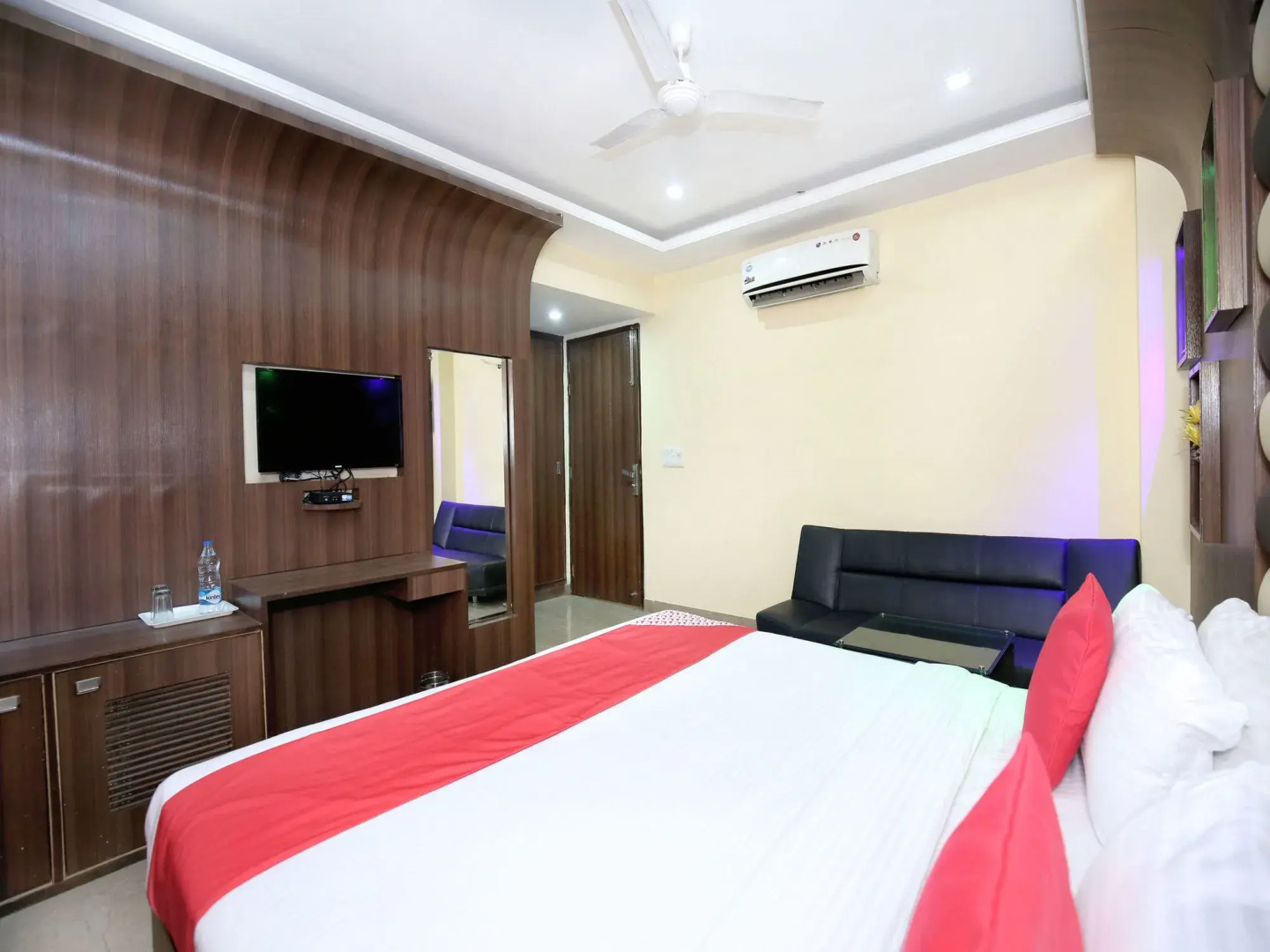 OYO 5710 The Majestic Crown Hotel