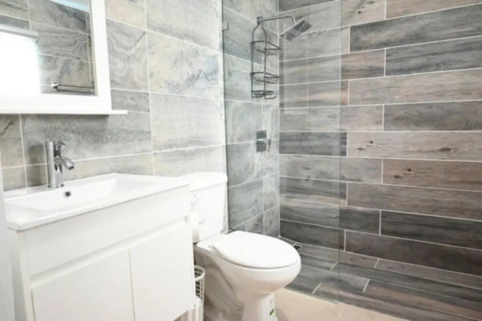 NEW Remodeled pool house 2 minutes from beach