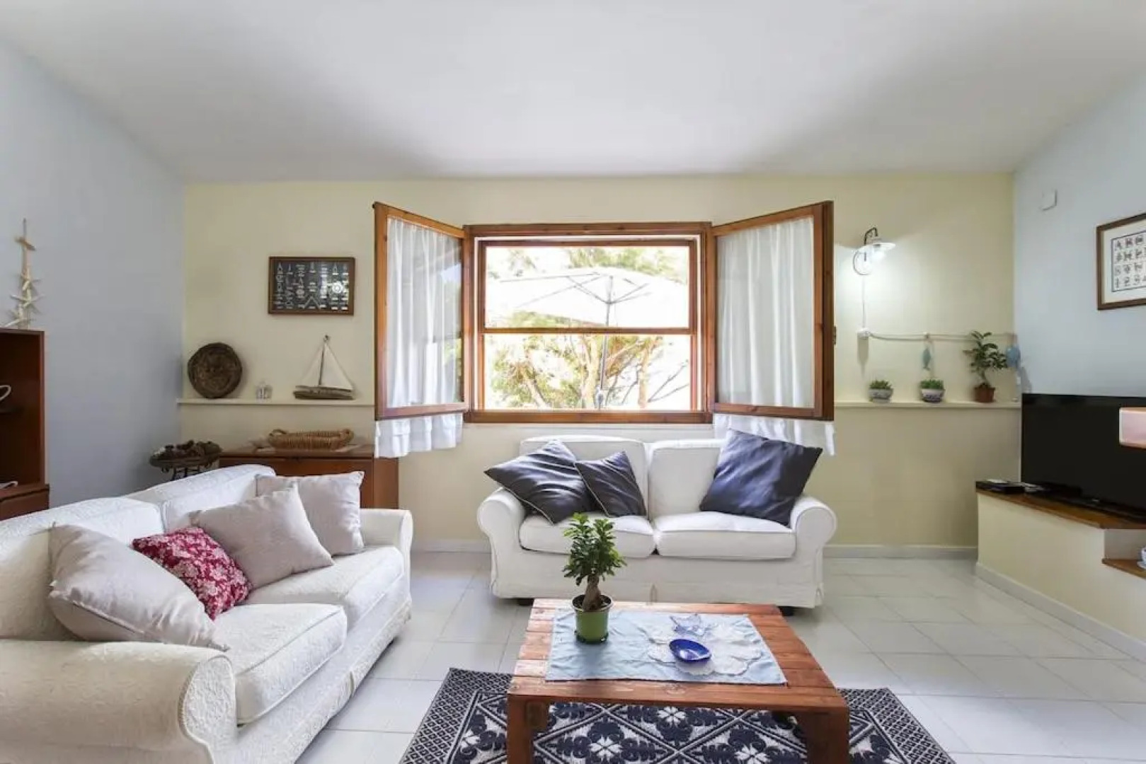 Villa sulla riva della marina di Sorso 3 camere veranda sul mare giardino