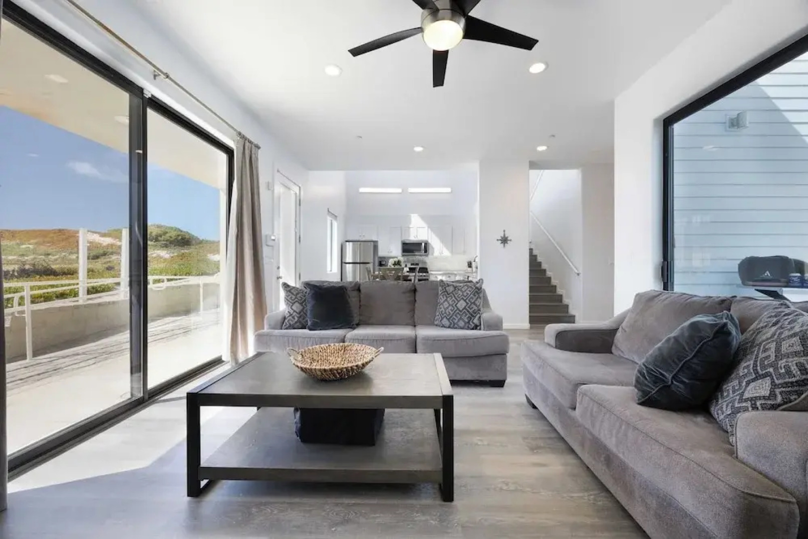 Oceanfront 2BR + Rooftop Deck, & Beach Access Strand Way B