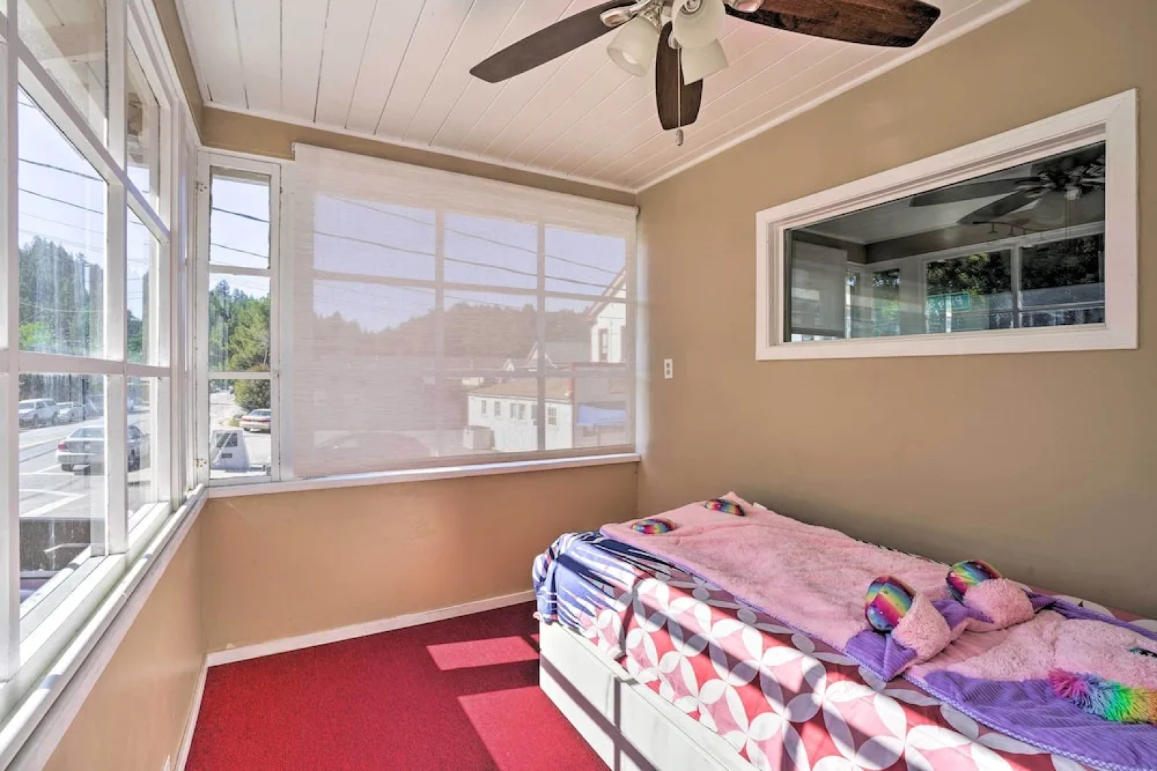 \sun-dappled Retreat: Walk to Restaurants!