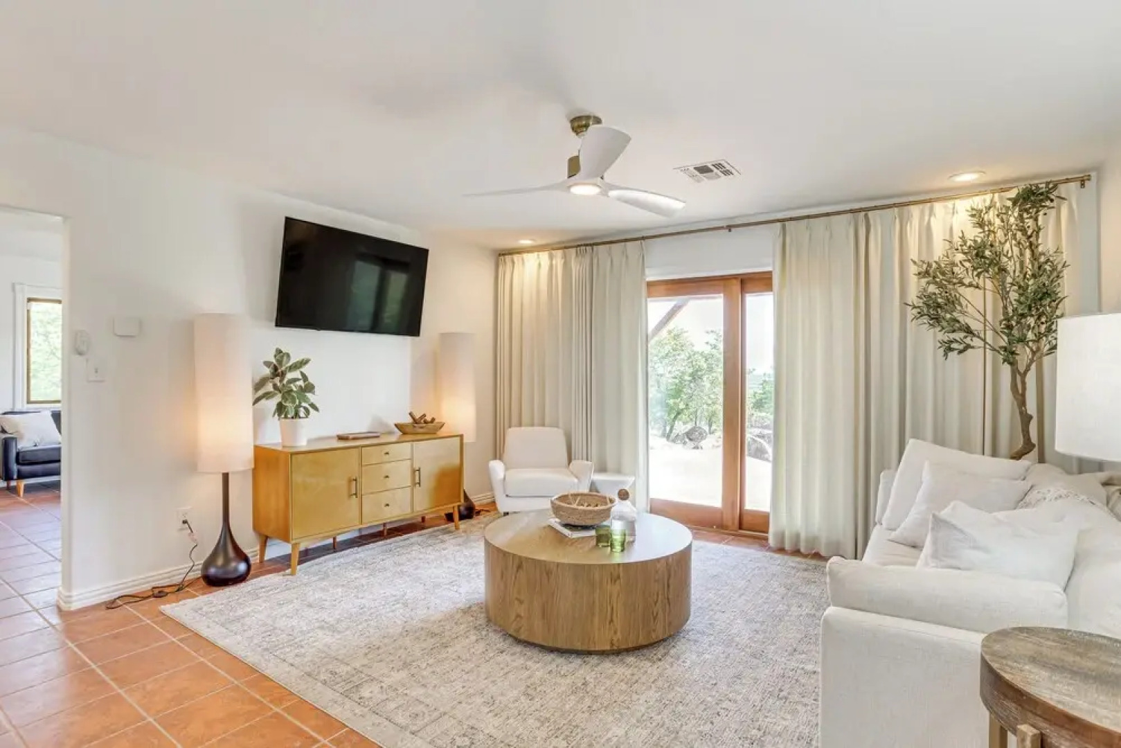 Lake Lawtonka View: Mountaintop Medicine Park Home