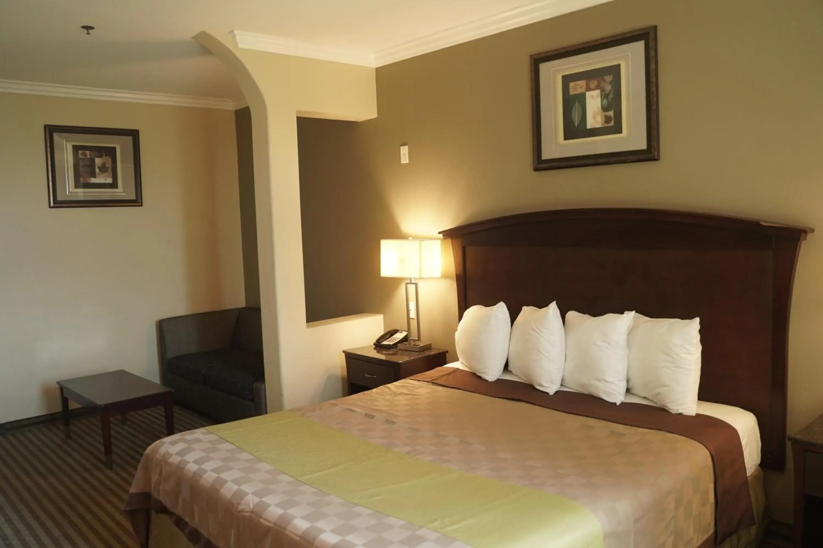 Harbor Inn & Suites