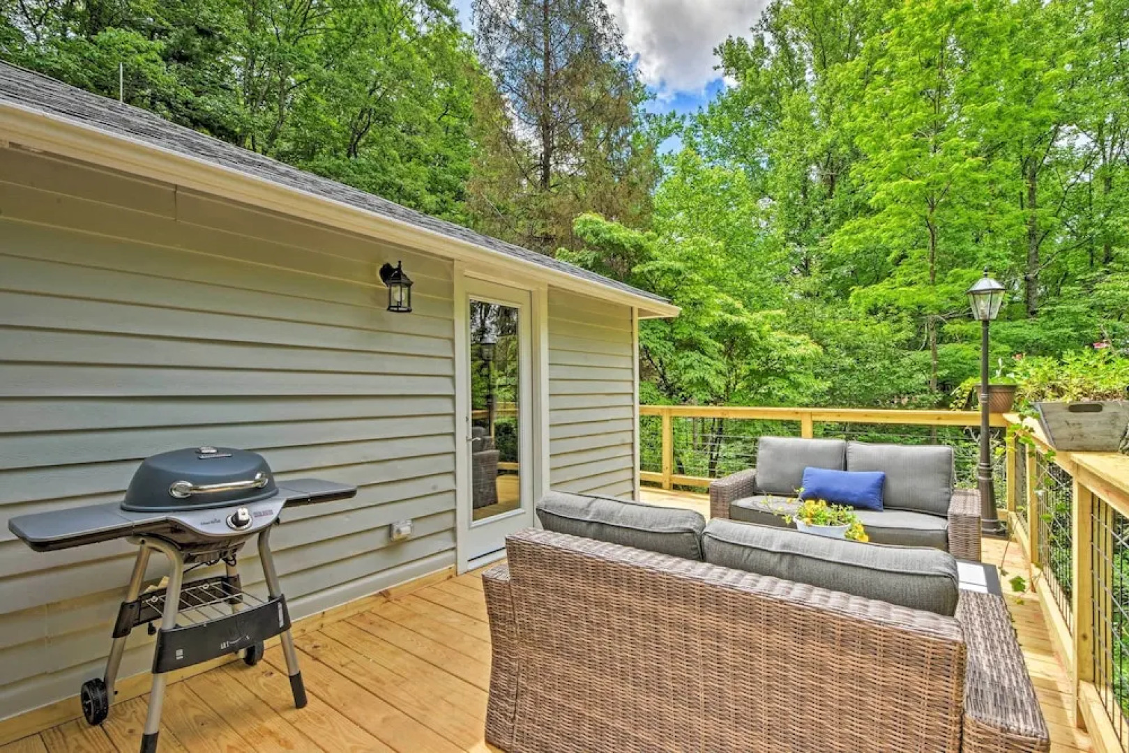 Renovated Highlands Cottage 3 Miles to Downtown!