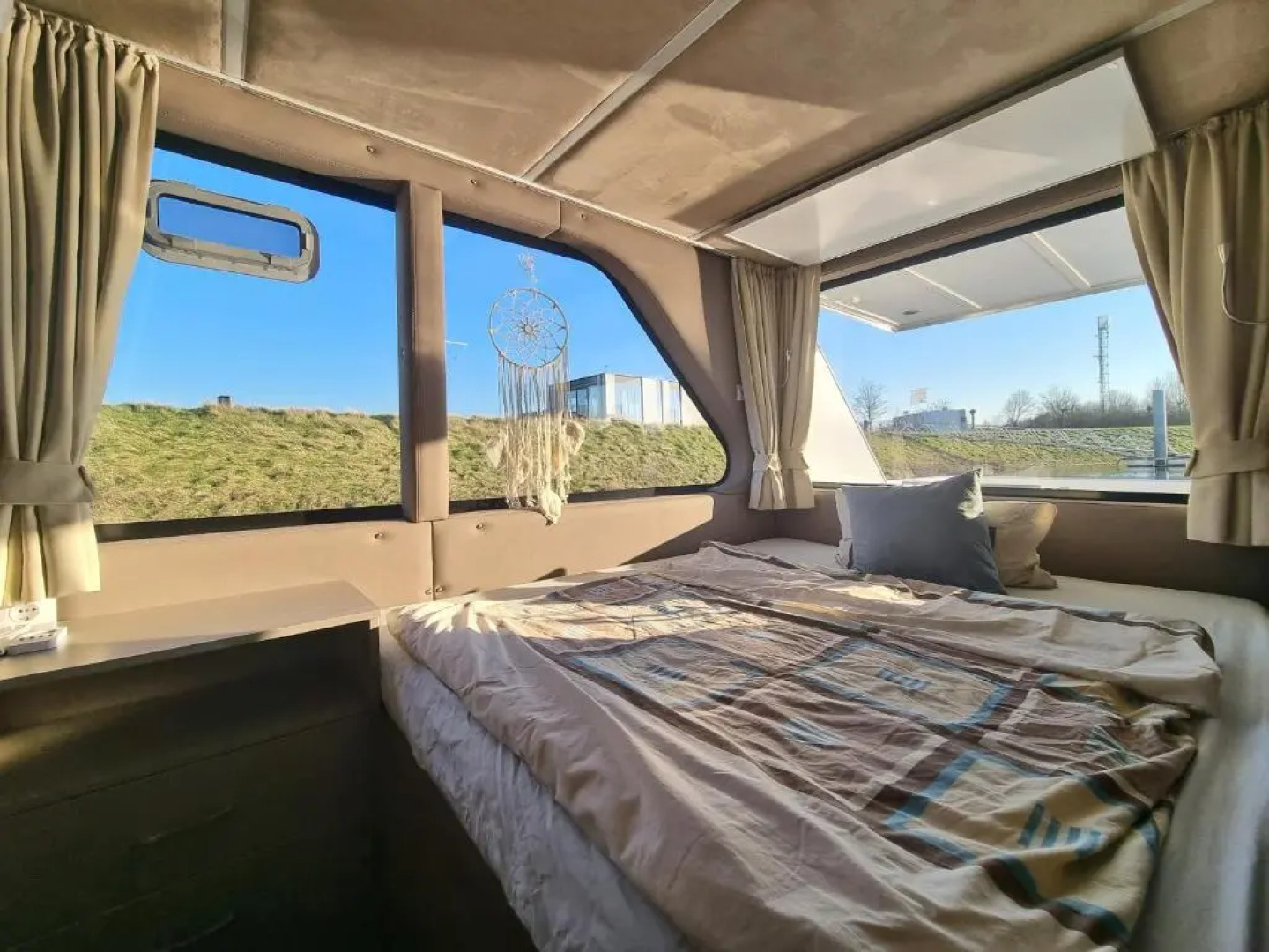 Luxe huisboot met 6 slaapplaatsen en airco in Limburg