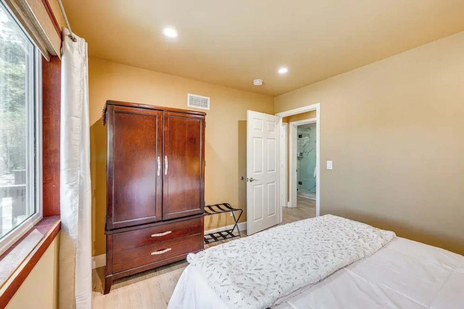 Wraparound Deck & Grill: Wrightwood Cabin Near PCT