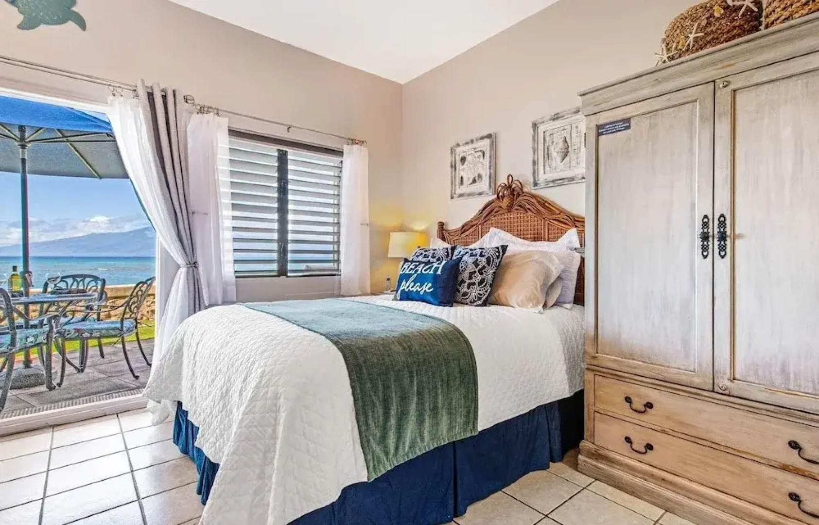 Pohailani #102 Studio Bedroom Condo by RedAwning