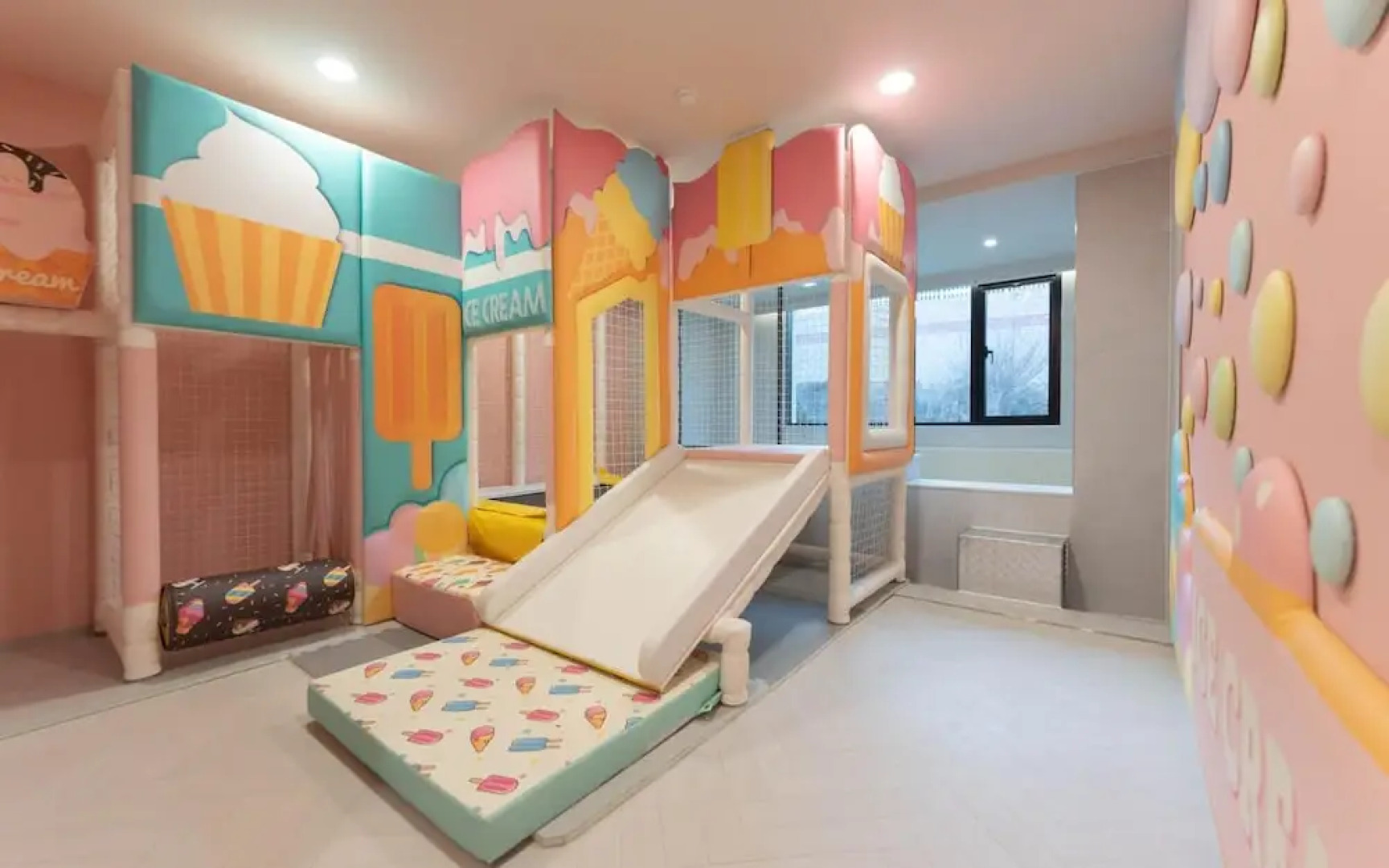 Gimhae Den Bastar Theme Kids Hotel