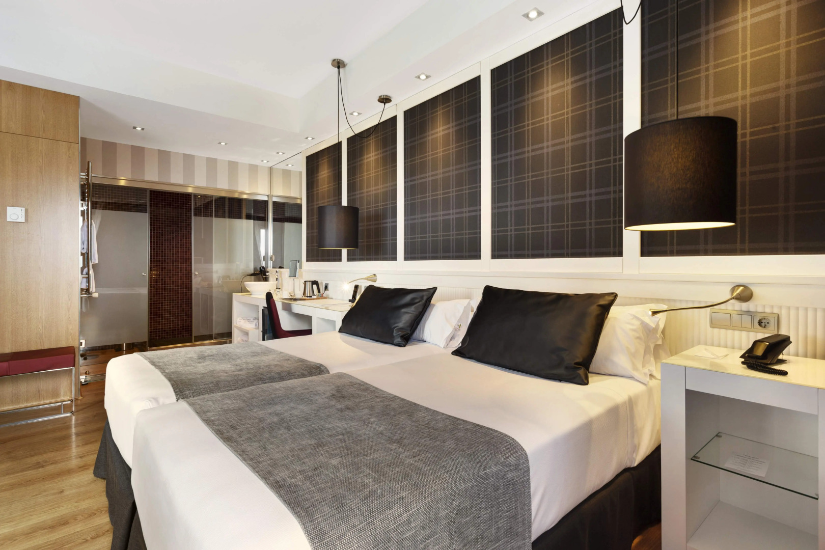 Отель Catalonia Reina Victoria