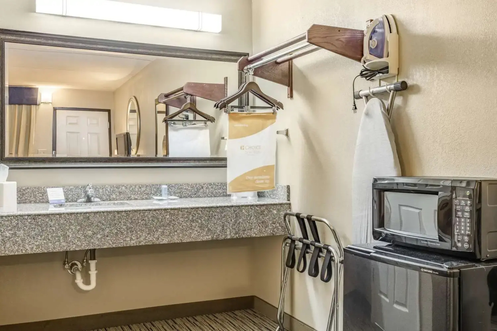 Rodeway Inn & Suites