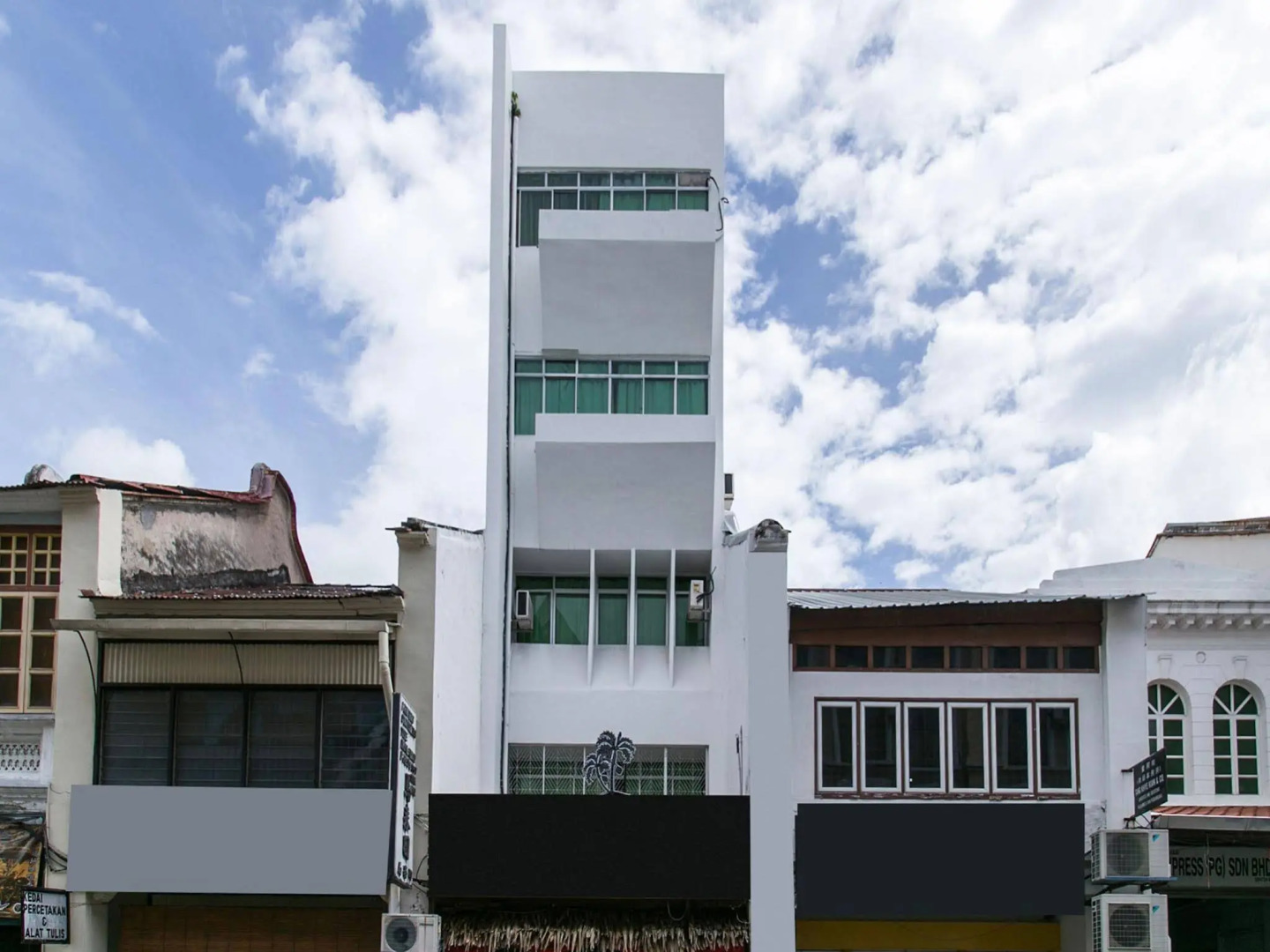 Colour Hotel by OYO Rooms