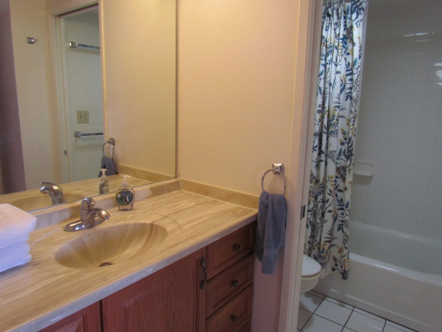 Waikiki Banyan - Walk to the Beach