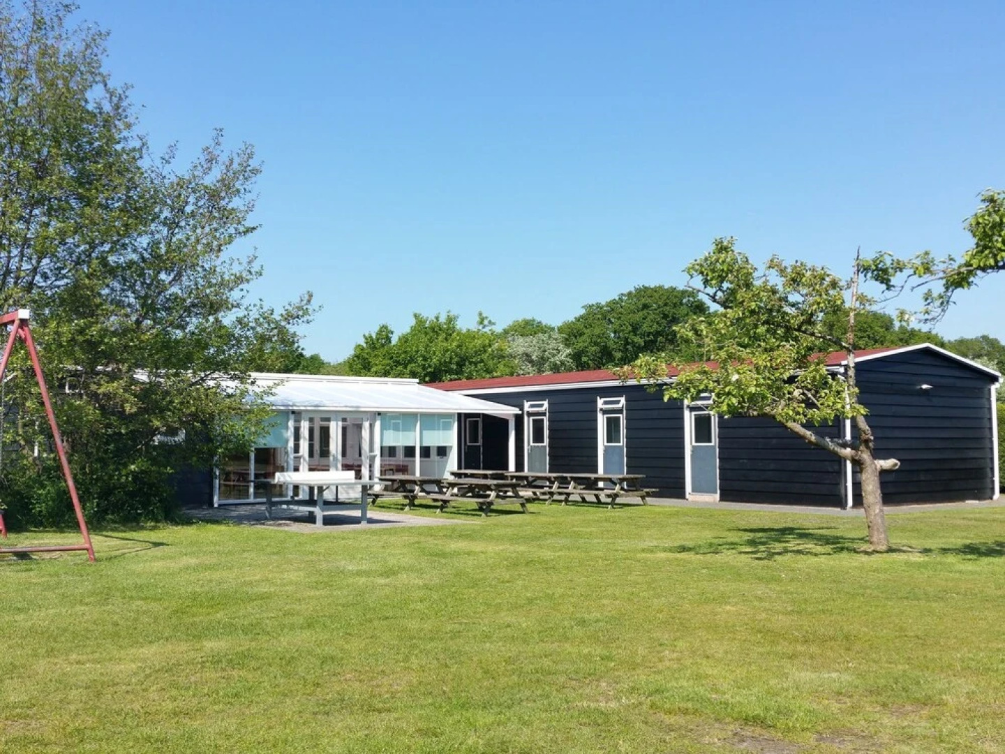 Detached holiday home with extra facilities near the sea