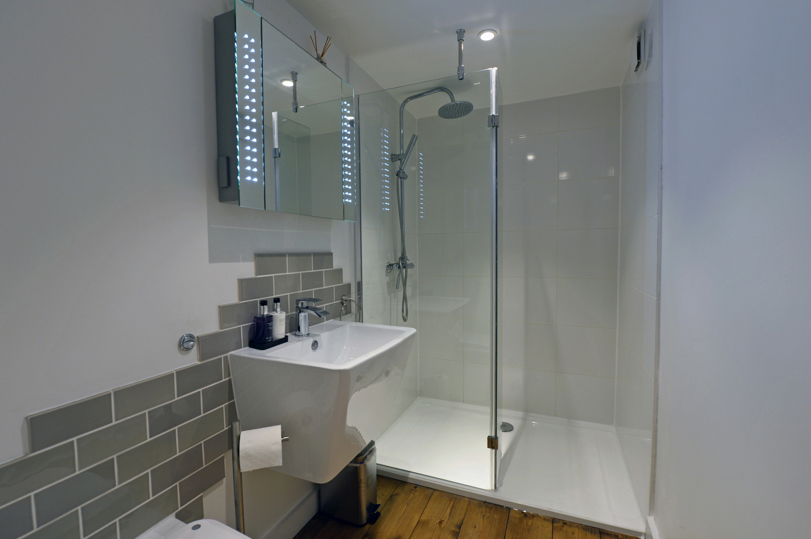 The Cwtch - Luxury Cottage, Sea Views, Pet Friendly