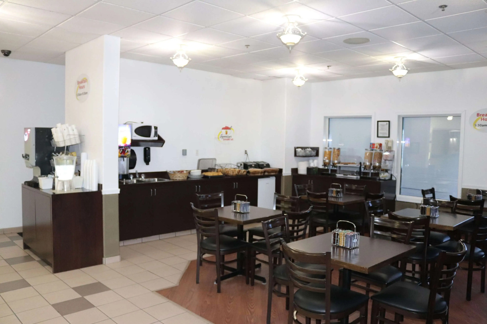 Super 8 by Wyndham Hinton