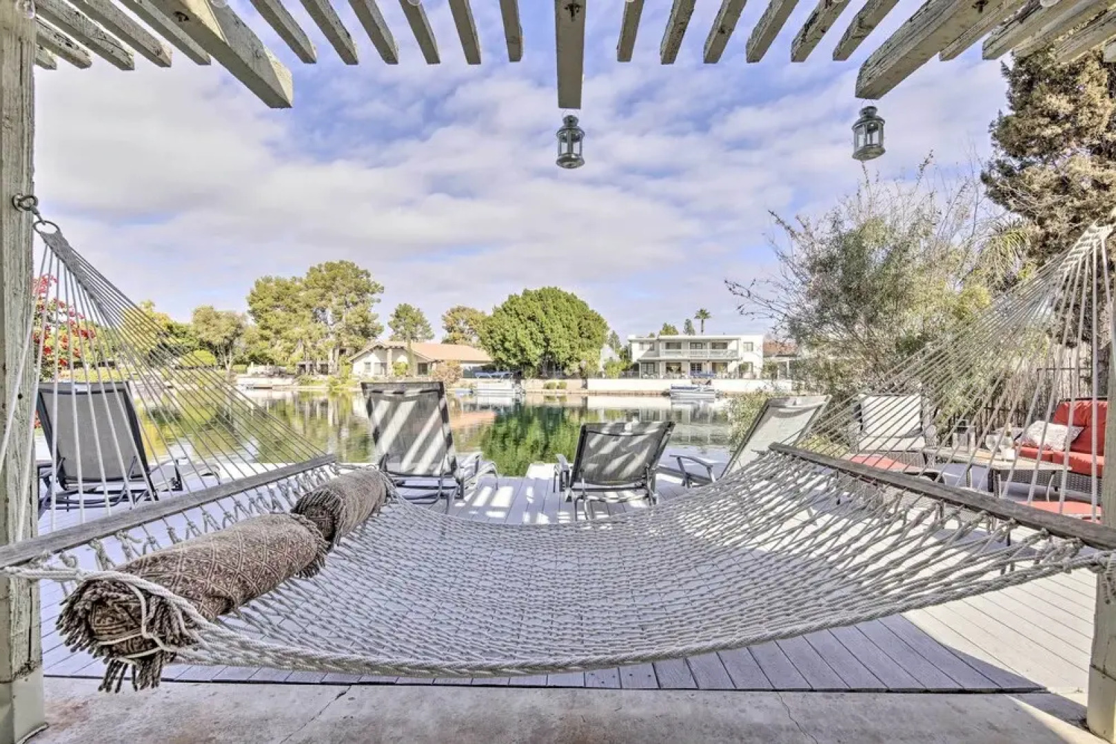 Sun Deck, Hot Tub & Kayak: Lakefront Tempe House