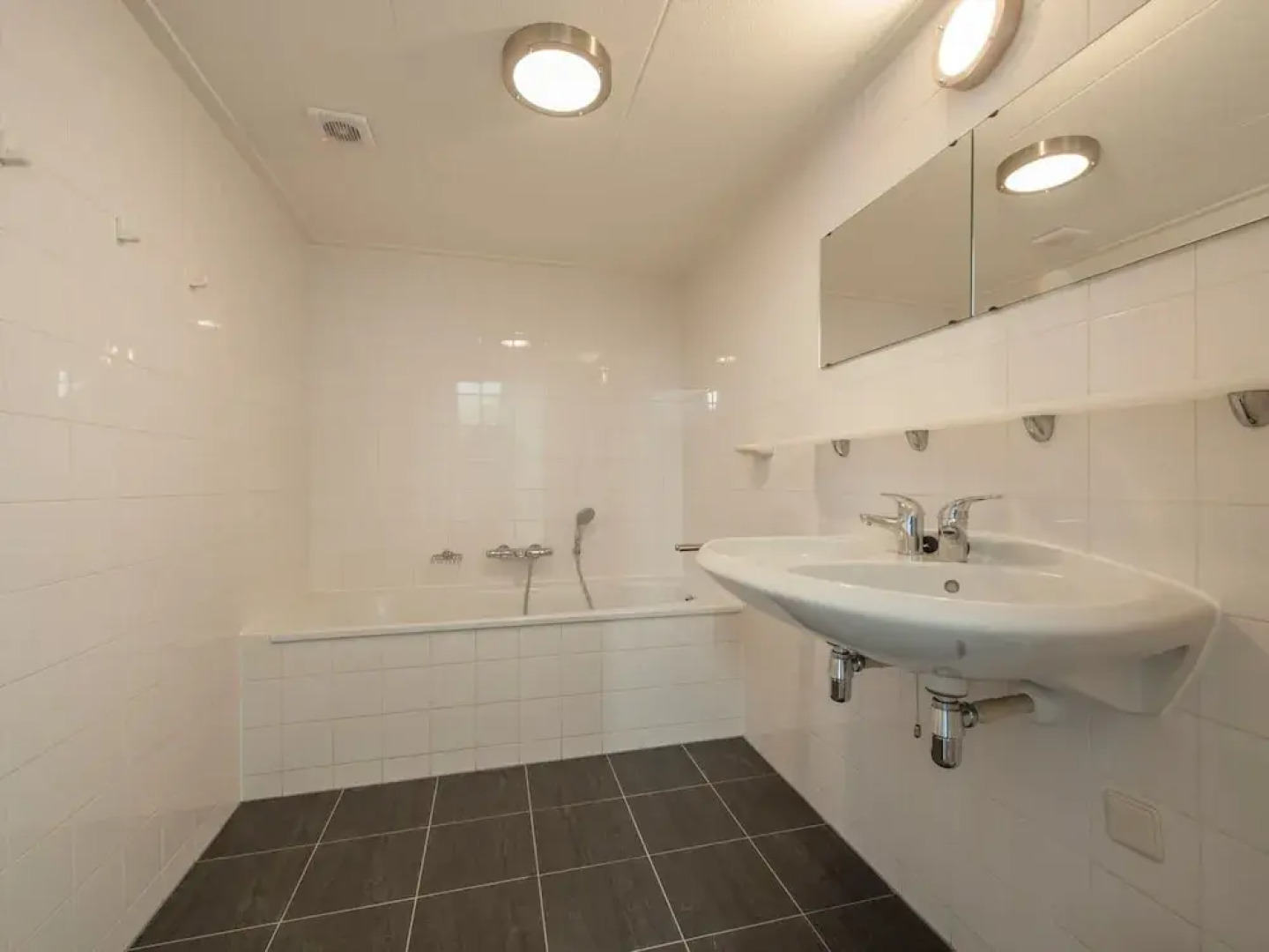 Restyled 2 Bathroom Holidayhome, sea Within Walking Distance