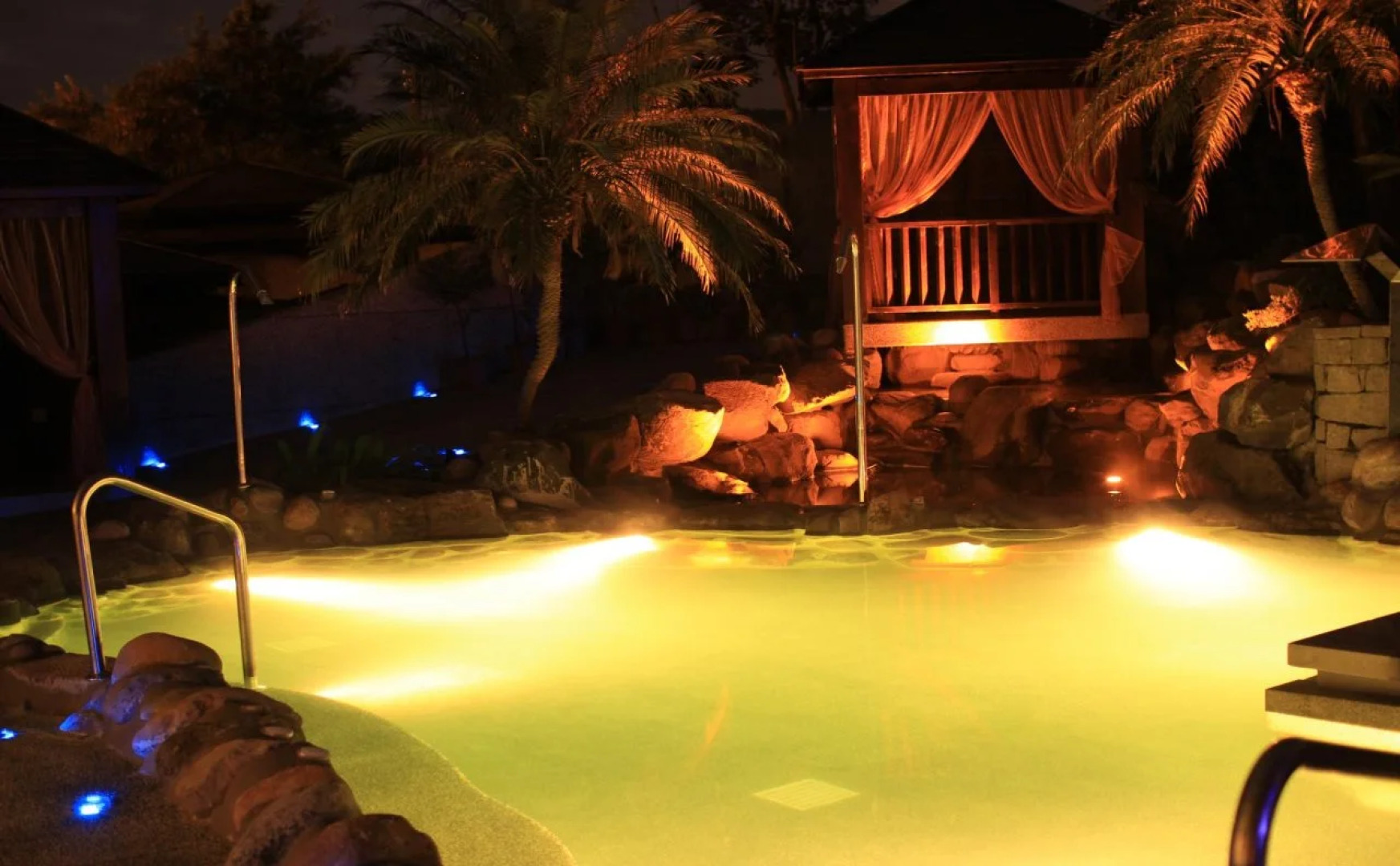 The Loft Seaside Suites