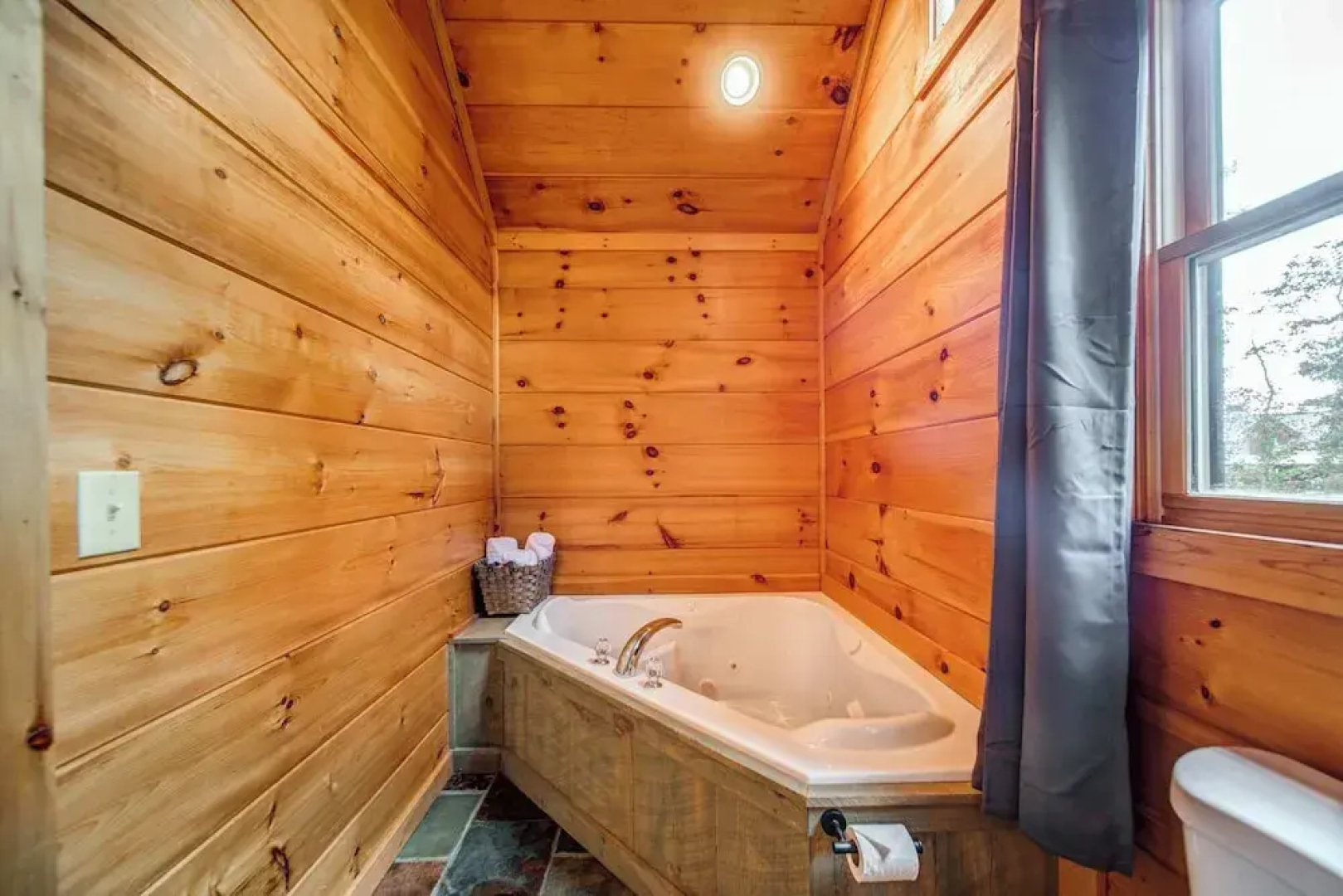 Gorgeous & Secluded 3 BDR Cabin in Mineral Bluff!