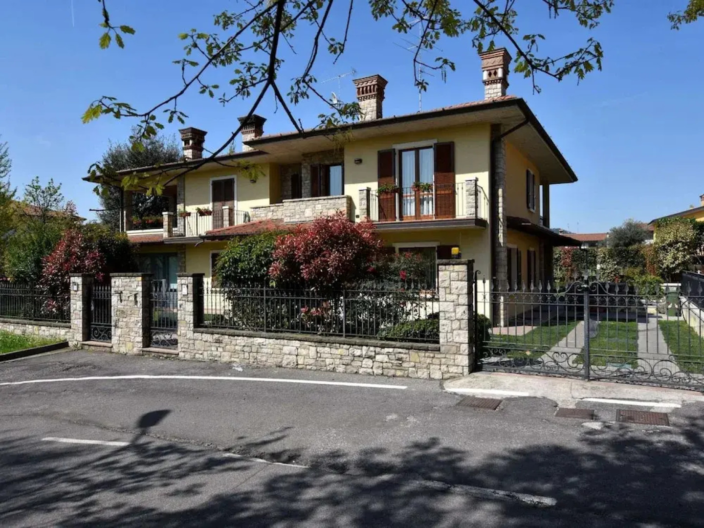 Luxurious Villa in Lombardy with Garden & Hot Tub