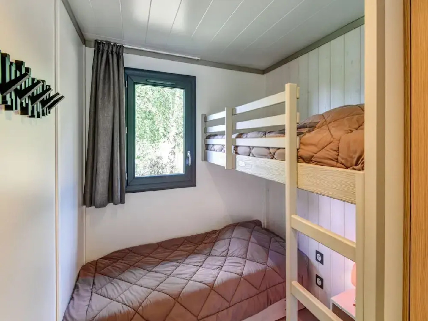 Serene Chalet in Hourtin Near Lake