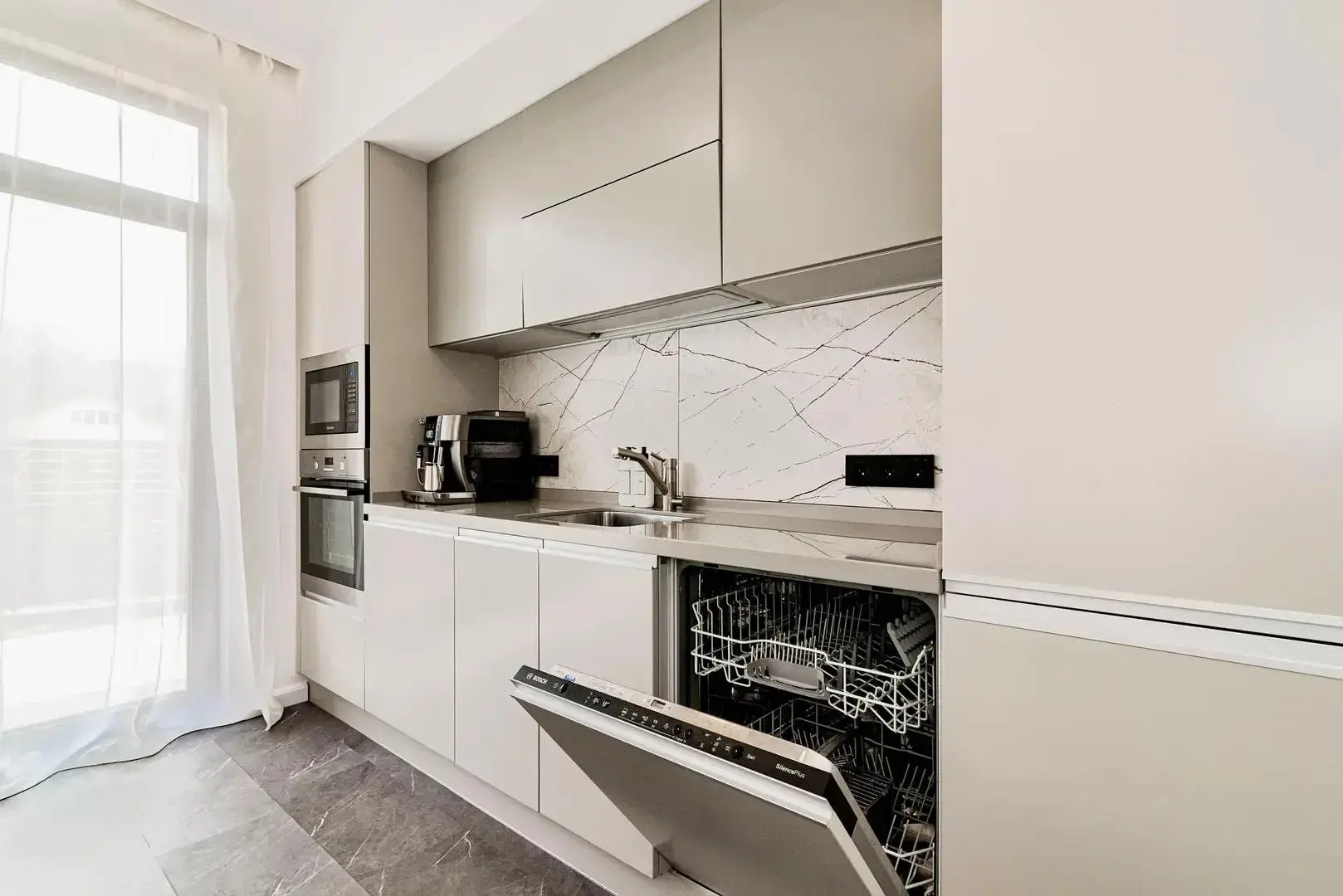 Стильный дом с теплым бассейном и сауной