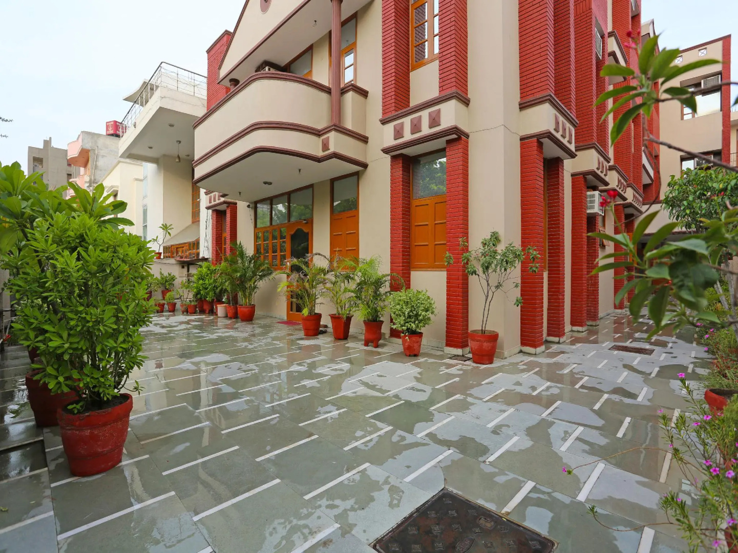 OYO Flagship 402 Hotel Noida Residency