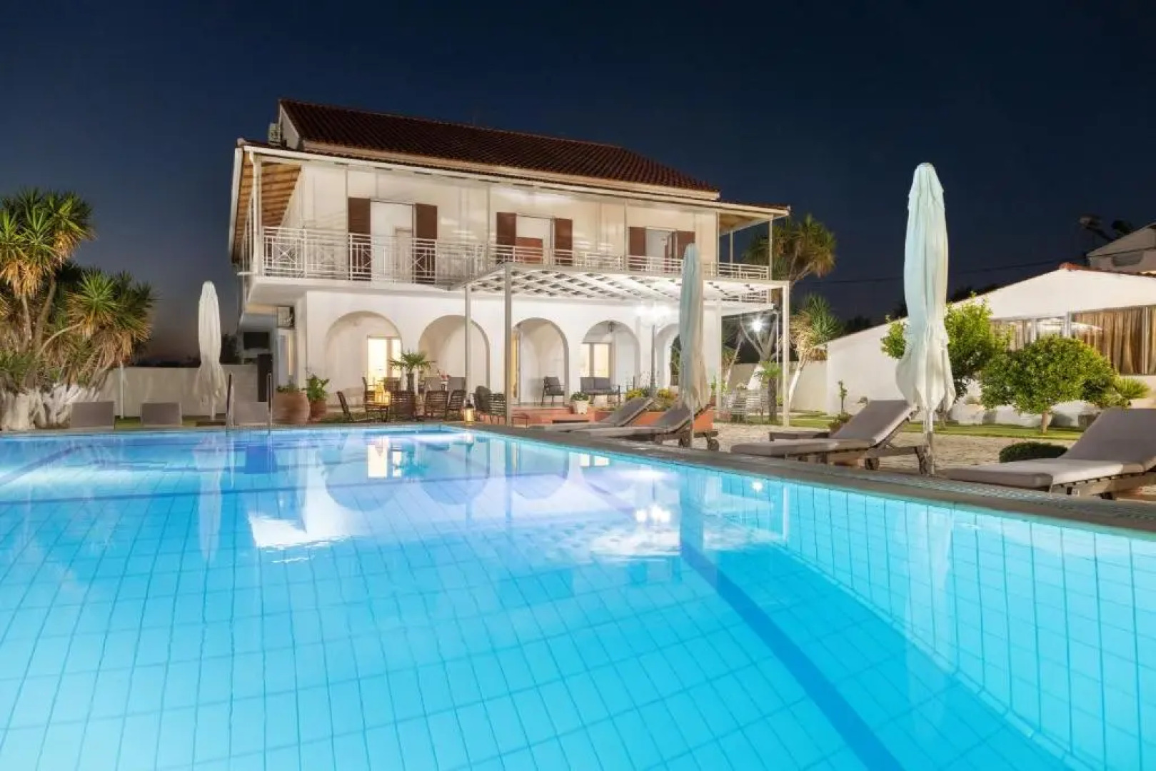 Villa Paradiso: Near beach, superb pool and garden