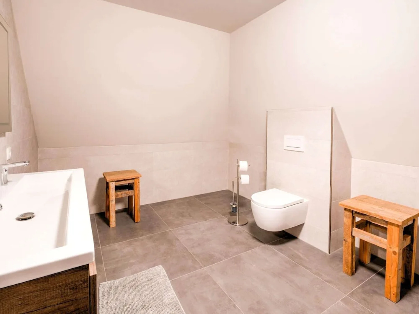 Spacious Farmhouse With Sauna, Hottub