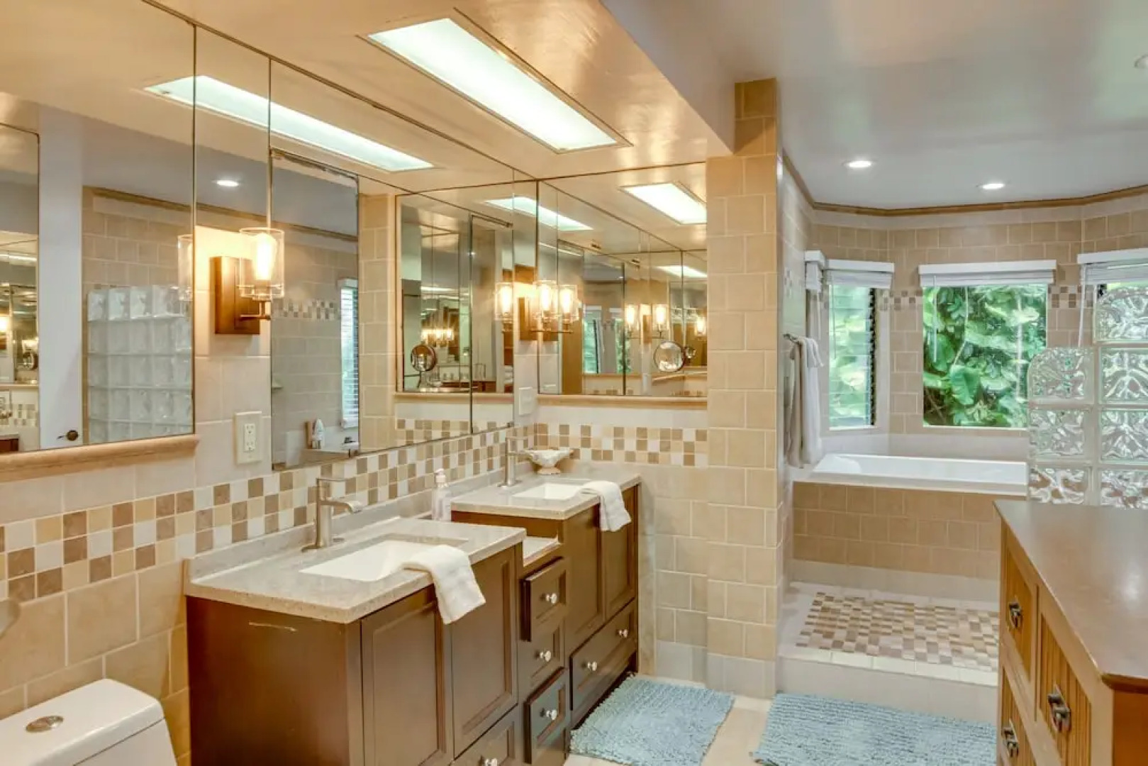 Hilo Home w/ Private Deck + Stunning Ocean Views!