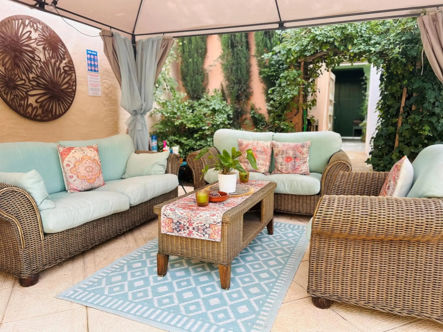 Self Catering Garden Apartment with a Private Garden and Shared Pool