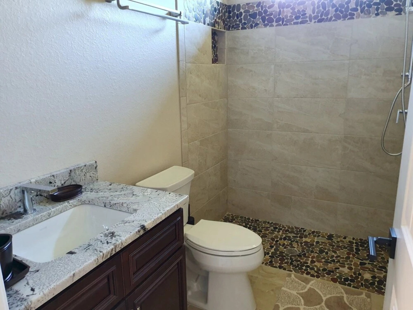 Stunning Brand NEW 3 bed Home Fabulous Pool Overlooking River