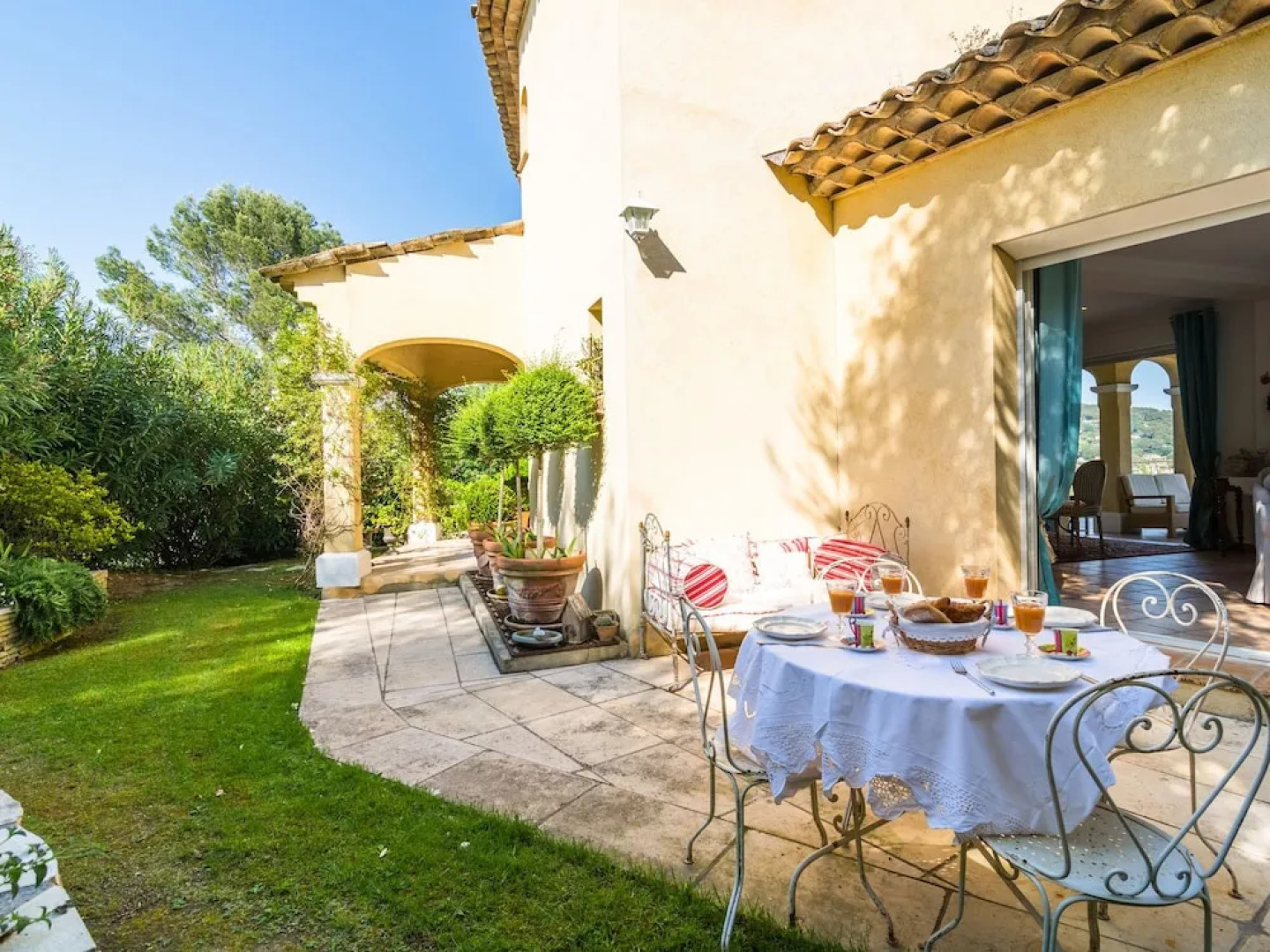 Luxurious Villa With Internet and Private Swimming Pool, Near Grasse