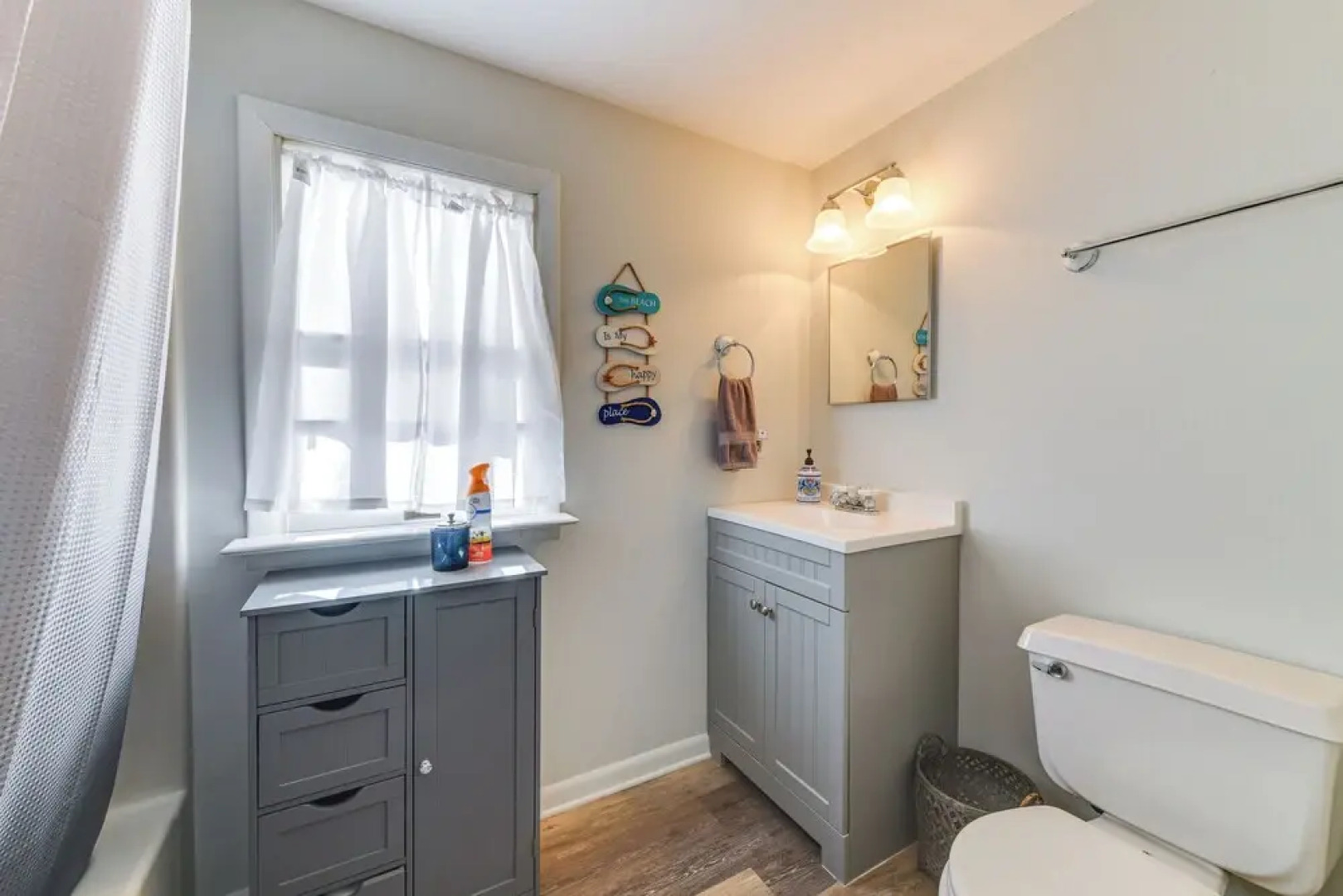 Adorable Cottage: Fire Pit, Walk to Colonial Beach