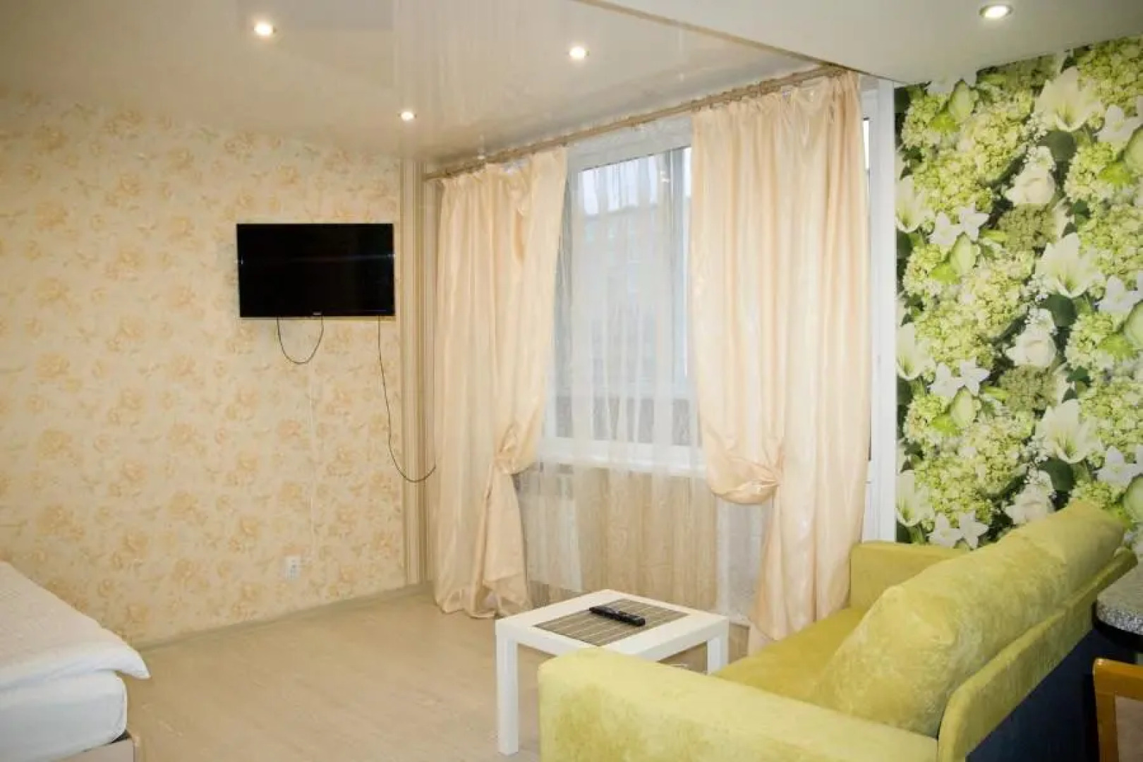 Барбарис на улице Парижской Коммуны 42