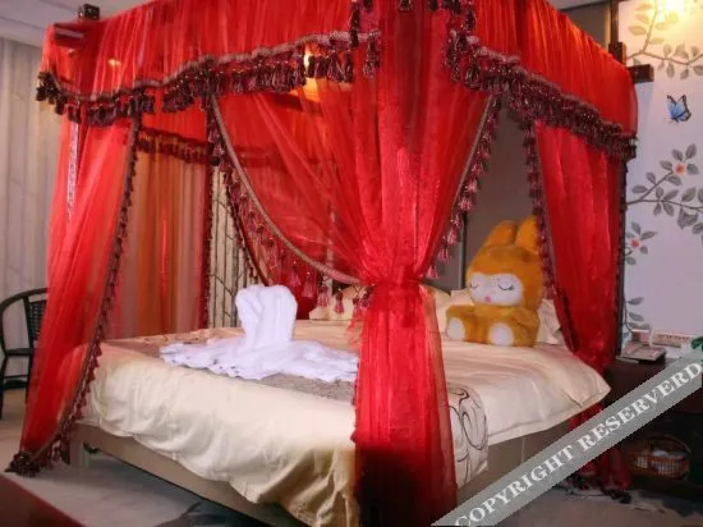 704 theme Traders Hotel