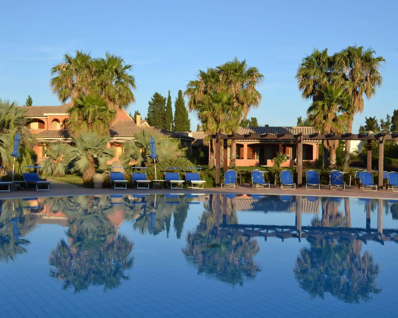 Lantana Resort Hotel & Apartments