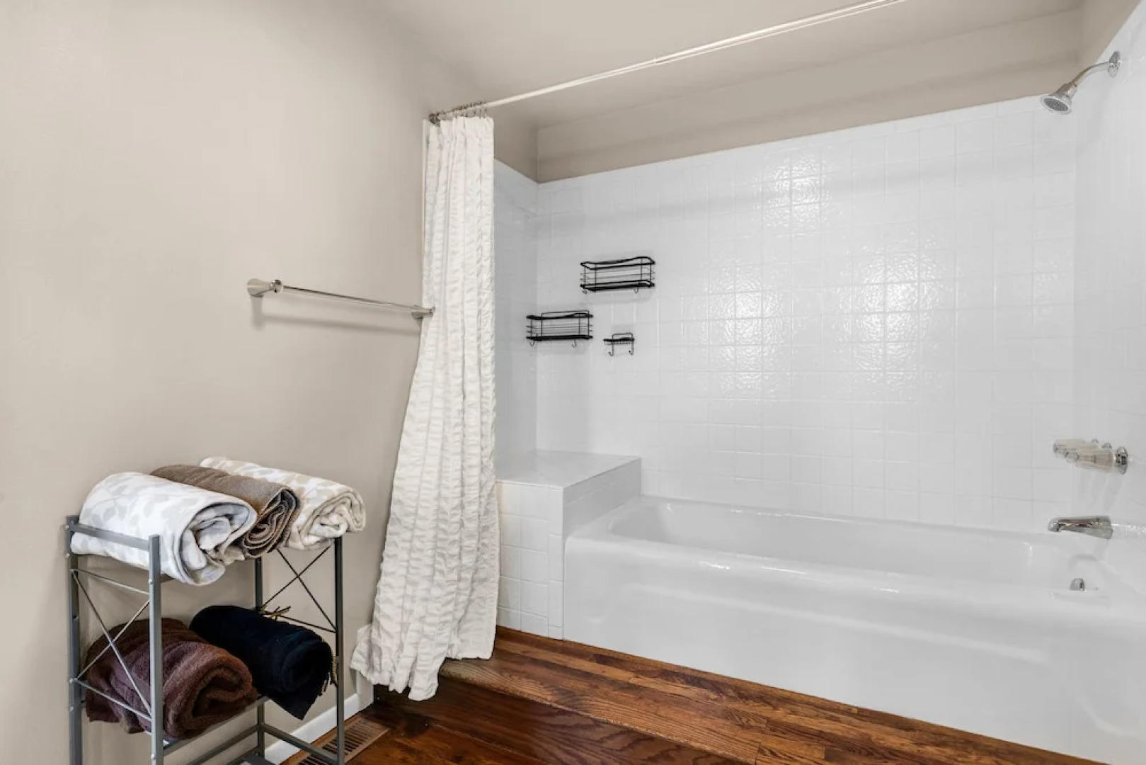 Expansive Monument Home: Hot Tub & Mountain Views!