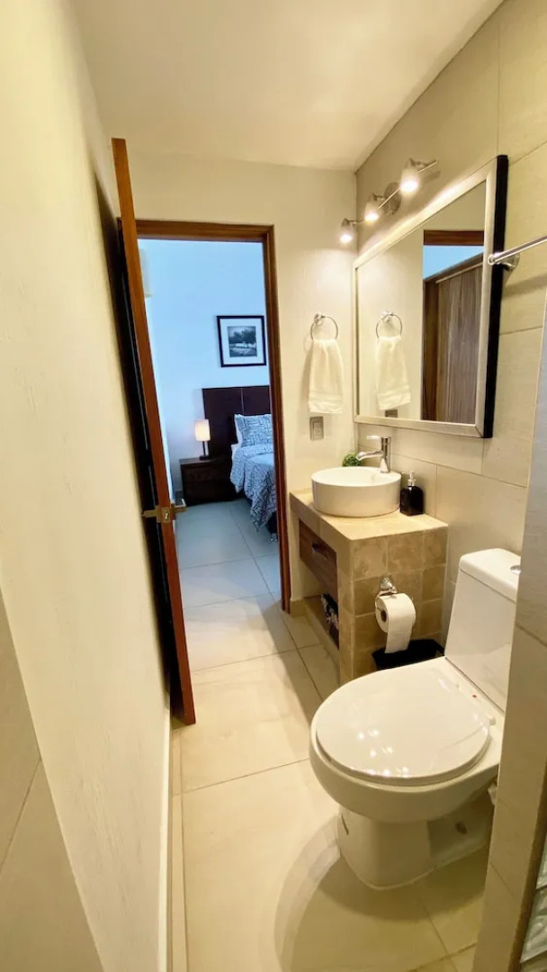 Modern 1 Bedroom Guesthouse - Free Bikes - Huge Patio - Gym - Pickleball Court