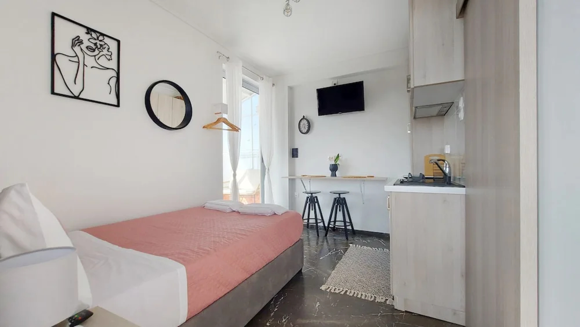 A bright and relaxing penthouse