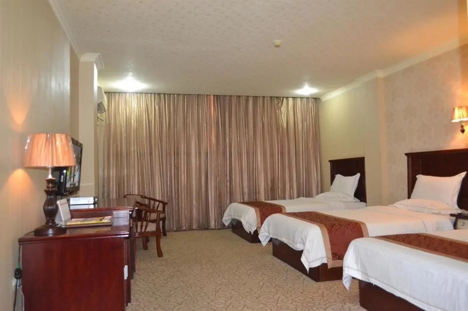 东兴王朝大酒店