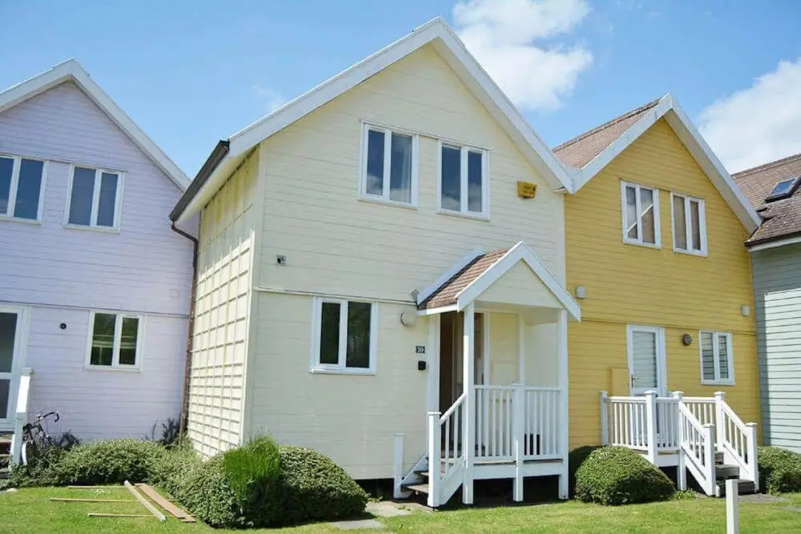 Stylish pet-friendly lakeside retreat in the Cotswold Water Park