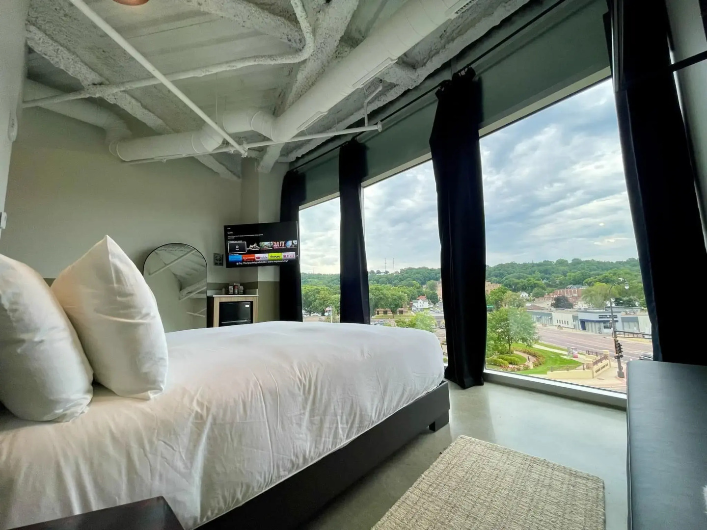 Arch and Cable Hotel