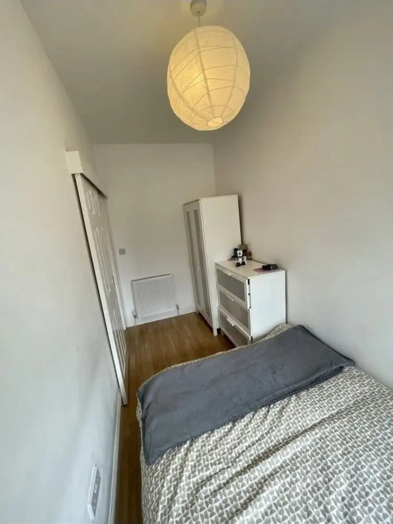 1-bed Apartment Next to Paisley Gilmour Station!