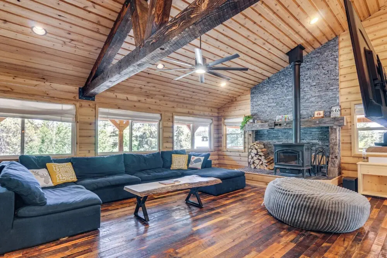 Inviting Utah Cabin w/ Spacious Deck + Fireplace!