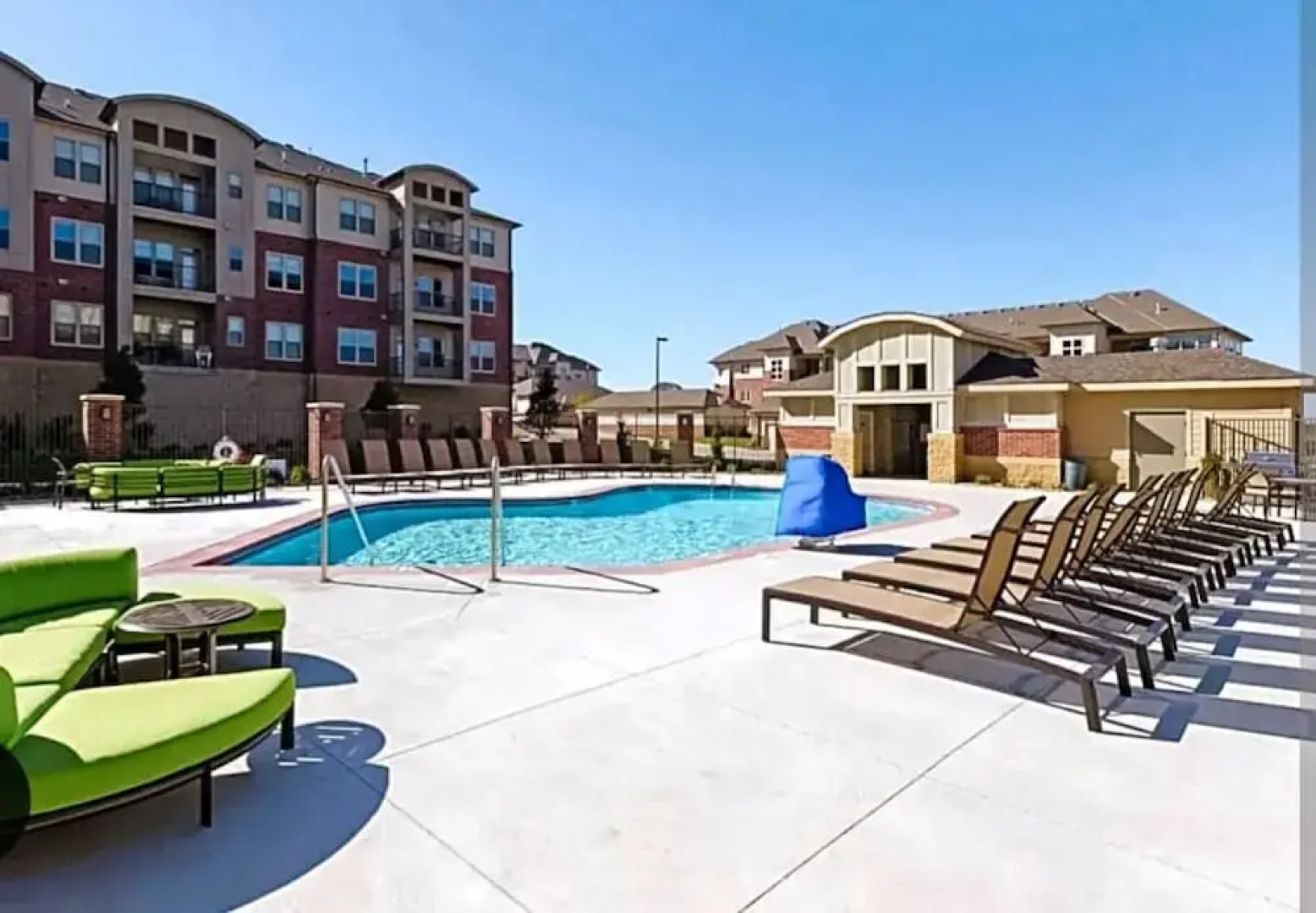 West Des Moines- Garage Gym Pool Jordan Creek