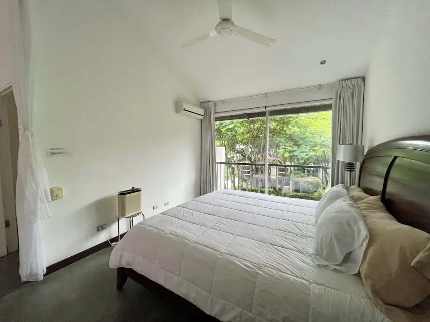 Beautiful Spacious Loft 2 Bedrooms 2 Full Baths 2 car Garage in Downtown