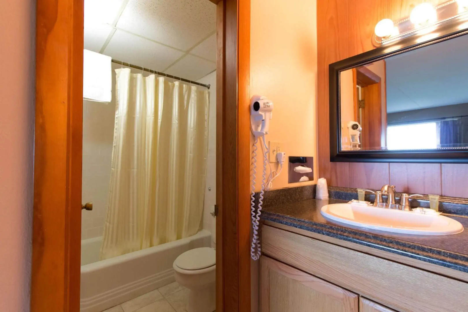 Half Moon Motel & Cottages