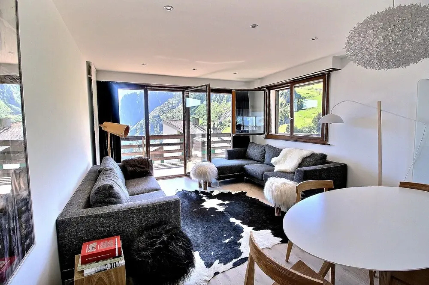 Mirois - Montagne 26 Ski-in Apartment on the Slopes in Les Crosets